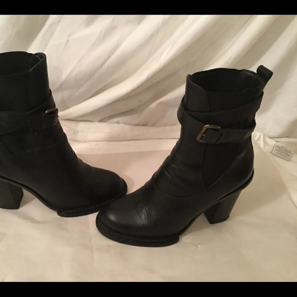 DEREK LAM WOMEN BLACK LEATHER HEELS CHELSEA